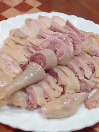 江浙沪非常有名的香糟鸡,皮脆肉质紧实有嚼劲,咬上一口越嚼越香,下酒又下饭#香糟鸡 #宁波美食#吃了还想吃 #地方特色美食 #美食