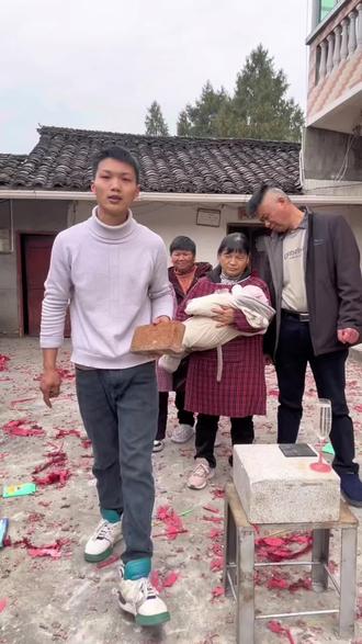 #硬气功表演 #高手在民间 ,以气催力,力达指尖。