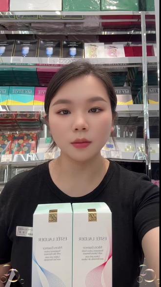 雅诗兰黛精华水
雅诗兰黛原生液樱花水。
樱花水符合油皮混合皮,调节水油平衡,改善泛红闭口痘痘。
原生液适合干皮混干皮,给肌肤喝饱水,改善泛红,淡化细纹##雅诗兰黛原生液 #雅诗兰黛樱花水 #如何拯救痘痘肌 #雅诗兰黛