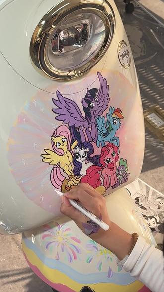 我对你的爱比整个小马利亚还要大~
#小马宝莉 #电动车绘画 #痛车 #绘画过程 #这手艺如今很少见了快失传了: