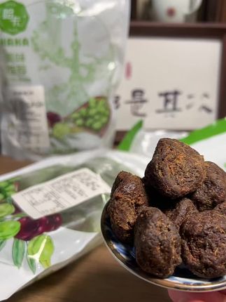 沪上百年风味,尽藏于哈卡香口李。糖霜晶莹若琥珀,甘草回甘悠长,果肉柔韧酸甜。无论是佐茶解腻,还是节庆赠礼,都满溢着醇厚的老上海风情。#哈卡蜜饯#蜜饯零食 #零食推荐 #妈呀太好吃了 #好吃到爆