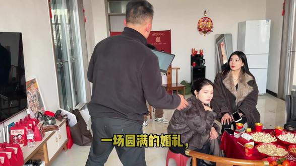 一场圆满的婚礼,从不是临场发挥的幸运,而是藏在彩排里的用心与周全。看似简单的走流程,实则是为婚礼当天扫清所有障碍、让每一个环节都丝滑落地的关键一步,哪怕你备婚再细致,少了专业彩排,都可能让精心筹备的婚礼留下遗憾。今天就和大家说说,婚礼彩排到底重要在哪,核心要练些什么。#婚礼彩排 #婚礼主持人张强 #备婚 #婚礼主持人培训 #邳州