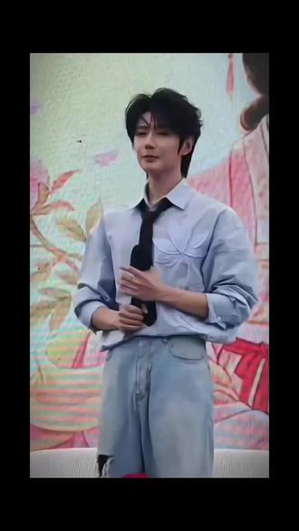 在老师说…芍药是代表爱情的花的时候~你是不想到@云旗Yunqi 了呢~笑的那么温柔,一定是很幸福的呢😊#云熠 #云旗 #郝熠然