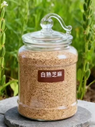 炒熟白芝麻 刚出锅的炒熟白芝麻,抓一把在手心里暖乎乎的。 嚼开瞬间,油香裹着焦脆感在舌尖散开,没有杂味,只有芝麻本真的醇甜。@拌凉菜、撒粥里,甚至空口吃都香,小罐密封着,每次开罐都像刚炒好一样鲜灵。#好物推荐🔥 #五谷杂粮 #优质农产品 #超便宜超划算 #厨房好物