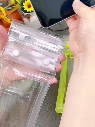 出去玩水真的太需要这种防水袋了,还是升级款的,四周带有气囊,在水里能浮起来,不用担心手机会沉下去。防水性那是真的好,纸巾放里面半小时了,一点都没有湿,隔着袋子还能刷抖音拍照,打算去游泳的一定要提前买,不然临时买贵不说,还很丑。#日常生活小妙招 #实用小技巧 #手机防水袋 #手机防水袋可触屏 #手机防水袋透明密封