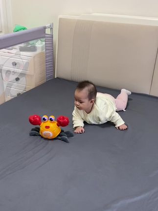 是谁发明的这个自动感应爬行螃蟹,我要感谢他八辈子,已经帮我遛娃一小时了,爬吧爬吧,多消耗精力晚上好睡觉😁#宝宝玩具 #宝宝爬行 #带娃神器 #精力旺盛的宝宝 #自动感应爬行螃蟹