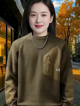 吉普设计经典重磅复古高端美式毛衣,专为追求潮流与质感的男士打造。选用加厚针织面料,触感柔软亲肤,保暖性能卓越,轻松应对寒冷冬季。宽松大码剪裁,展现出美式街头风尚的随性魅力,适合搭配牛仔裤或休闲裤,打造大气又不失个性的造型。细节处强调简约复古风,如经典螺纹领口与袖口设计,增强了耐用性与舒适度。这件针织衫融合了复古情怀与现代潮牌元素,适合日常出街或户外活动,是衣橱中不可或缺的秋冬单品,让每位男士尽显自信与品味。纯色百搭,标配高端品质,即刻下单,开启独属于你的复古时尚之旅!#穿搭 #高级感穿搭 #好物推荐🔥 #上热门 #谁穿谁好看@DOU+上热门 @DOU+小助手 @抖加🔥上热门🔥dou+🔥热点宝