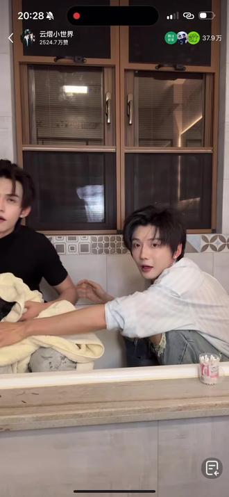 浴室直播,都看了吗?#云旗 #郝熠然 #DDDD #我的大明星一定要红透半边天