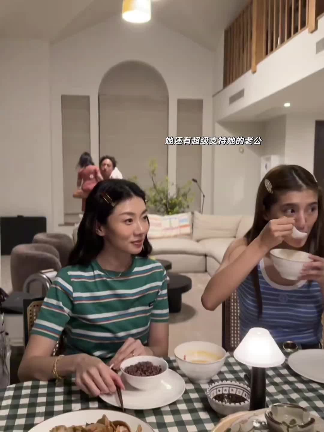 好姐妹一起走👭后面的施伯雄太抢镜啦#吴千语 #程晓玥 #施伯雄 #姐妹日常