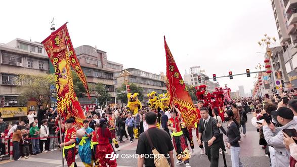 驱车一小时,排队两小时就为了看一下英歌舞,虽然恩琪小妹妹去香港表演了,但是也看到比较精彩的表演了#英歌舞表演
