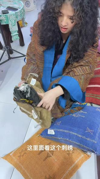 摩洛哥龙蛇兰 把生活美学融入到生活里是一种艺术,给大家看看摩洛哥🇲🇦龙蛇兰抱枕靠包的里面的细节!品质真的很棒!
传统工艺的传承摩洛哥龙舌兰抱枕通常是柏柏尔工匠的匠心之作,采用天然仙人掌丝(龙舌兰植物纤维)手工编织而成,这种传统的编织技艺经过了世代传承,体现了摩洛哥悠久的手工艺历史和工匠们的精湛技艺。#家居好物 古朴和典雅并存我越来越喜欢高级典雅的软装了,#生活美学空间