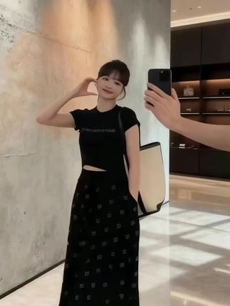 #气质轻熟风 #温柔风穿搭 #韩系穿搭 #黑色半身裙 #通勤穿搭如何摆脱土气感