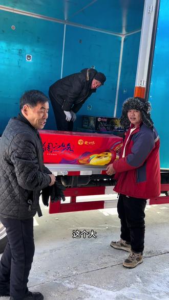 年前挂灯笼,帮着小开,小阿龙卸烟花!#我的乡村生活 #原创 #三农计划 #过年