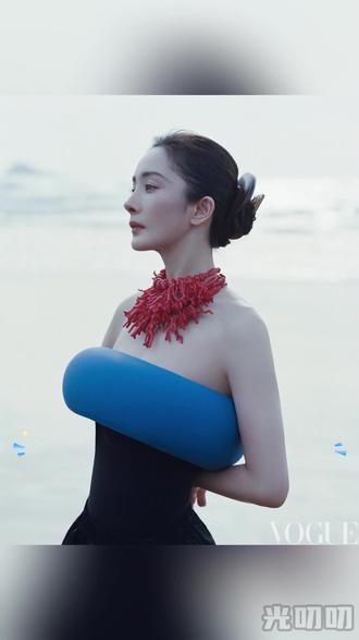 杨幂VOGUE开年封惊艳 咖位十几年如一日的顶是如何做到的?#杨幂 #向全世界安利杨幂 #vogue #顶流 #明星