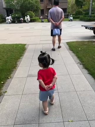 宝宝学爷爷走路🚶🏻♀️