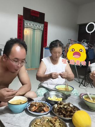 #上热门话题🔥🔥🔥 虾爬子蹦跶进碗里,南瓜粥黏住嘴角!全家扒着鸡蛋抢青菜,这桌饭香得手机都想啃一口~ #家人围坐就是顶配 #海鲜配粥治愈一切 #家常菜里的小确幸#简简单单一顿家常便饭 #纪录美好生活 @DOU+小助手
