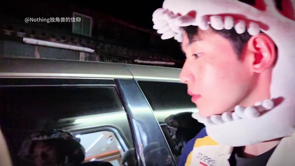 凌晨2:30接满分男孩下班,连续工作20小时真的很辛苦,横店的夜真的很冷,好在这个满分男孩很暖心#李若洵 #暖心 #追星日常 #旷野失吻 @李若洵