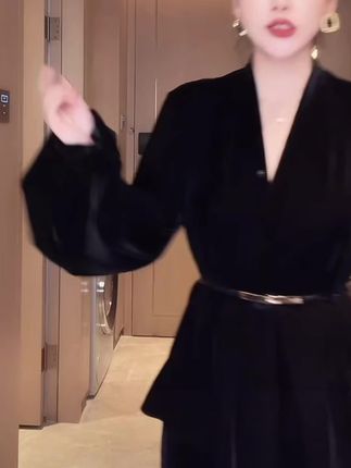 姐妹们,这套真的太绝了!它是一个全身黑金丝绒套装,如果你想要出席一些比较重要的场合,想要很惊艳的话,就穿这一套。它是全身黑金丝绒的面料,非常显贵气,而且很高级。这套衣服真的是谁穿谁好看,超级显瘦,不管你是去约会还是参加聚会,都能轻松驾驭。#高级感穿搭 #气质女神范儿 #气质套装 #职场穿搭 #气场全开