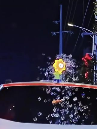 泡个朋友向日葵泡泡机网红车载汽车尾部外部装饰挂件喷泡泡神器#泡泡机 #网红 #玩具 #夜光效果 #车尾泡泡机