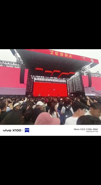 #斑马音乐节repo #夏日入侵企画乐队 这首歌叫做《回不去的夏天》,好听爱听😊😊😊,真的夏天回不去了,要及时享受啊!🥰🥰🥰朋友我们一起嗨起来!期待下次的见面一定要再来阜阳👏👏👏~(自动字幕可能不太准确)#阜阳斑马 音乐节