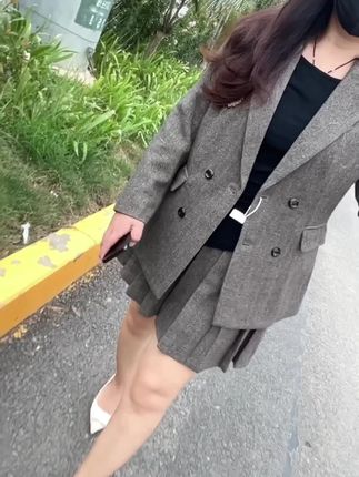 #创作者中心 人生总有太多的来不及,一眨眼就是一天,一回头就是一年,一转身就是一辈子,未知的一切,时刻提醒我们,世事无常,活在当下,人生并没有那么多的来日方长#新款上新 #穿搭