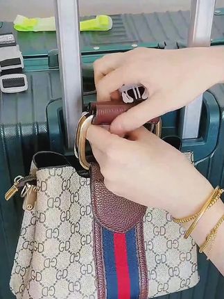 放假了,这次陪孩出去玩,终于可以解放我的双手了!帽子雨伞包包终于有地方挂了#出差旅行必备 #行李箱挂扣 #方便又实用 #实用好物