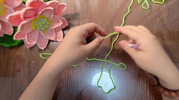 🌿 好运莲莲 · 最终章:一片有风骨的荷叶 🌿
在无数个深夜与清晨的零碎时间里,这朵承载着好运的莲花,终于迎来了最后、也最关键的一步。
感谢你们,愿意陪我这样“慢”地完成一件作品。
【第三课:荷叶钩织 & 铁丝定型】
📌 本期核心 – 让荷叶“活”起来:
• 荷叶钩织:从中心开始的螺旋扩圈技巧,钩出优雅的大弧度。
• 铁丝嵌入:如何无缝地将铁丝钩入边缘,打造稳固且可随意凹造型的“叶骨”。
• 定型技巧:亲手为荷叶塑造自然的波浪卷边,让它拥有迎风摇曳的动态美。
👉 贴心提示:
这是整个系列中唯一用到铁丝的一步,可能会有点挑战。
建议先看一遍视频,再动手。耐心一点,你一定能做到。
当柔软的毛线与坚硬的铁丝结合,
就像我们忙碌的生活与内心深处的宁静——
最终会达成一种平衡,支撑起属于自己的一片小天地。
💫 系列完结 & 交作业时间:
“三节课更新完毕,一朵完整的‘好运莲莲’就在你手中诞生了!
👉 在此郑重邀请大家:晒出你的成品,并@我。
我会用心欣赏每一朵属于你们的、独一无二的莲花。
你们的作品,就是我挤时间更新最大的慰藉和动力。”
感谢相遇,感谢陪伴。愿这朵莲花,为你带来宁静与好运。
下一个手工作品,我们江湖再见!