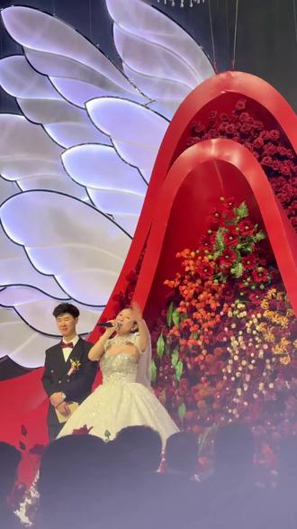 自己的婚礼歌曲,自己唱 “世上每个人花期不同,你也会和美好相逢”#婚礼 #婚礼现场 #新娘唱歌 #我结婚了 #不要慌太阳下山有月光