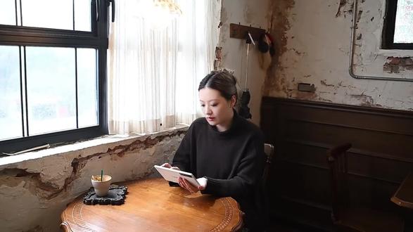 联想拯救者Y700开箱+首发评测来啦 #创作者中心 #创作灵感 拯救者Y700五代电竞平板,直接焊死电竞平板标杆位!作为电竞平板里一直迭代,五代一路打磨,真的越做越均衡!作为从一代摸到五代,234代还长期持有的老粉来说!
我其实很想揪出点他的缺点弄点总结式的发言,但是其实也真没什么好说的了,Y700的缺点在一代一代的更新中被逐渐修补,使得它机器本身愈发均衡,它的优点就其实还是那些,性能够强,足够便携,游戏体验很好等等。
Y700一直是我的长期枕边游戏设备,如果你也需要这样一台便携游戏设备,那么他还是这个品类里绕不开的一个选择
#联想ai平板拯救者y700 #拯救者2026 #联想ai平板小新pro13