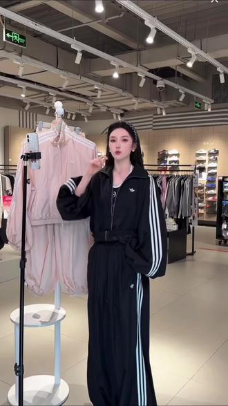 #阿迪达斯 阿迪达斯【春季上新】三叶草女子黑色时尚潮流运动休闲长裤#花苞裤 #新款搭配每日更新中 #度假穿搭 #穿出自己的风格