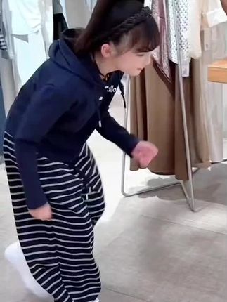 买了买了,终于买了,就一个闺女,别人有的咱也得有,反正也不贵,穿上好看又时尚#萌娃穿搭#潮童必备#秋季新款@DOU+小助手 @DOU+好生意