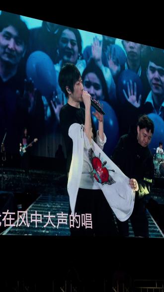 #北京五月天演唱会 #创作者中心 #创作灵感
我的“强”来了,又是脱衣服又是脱鞋,雨这么大,洗洗就睡了吧!!