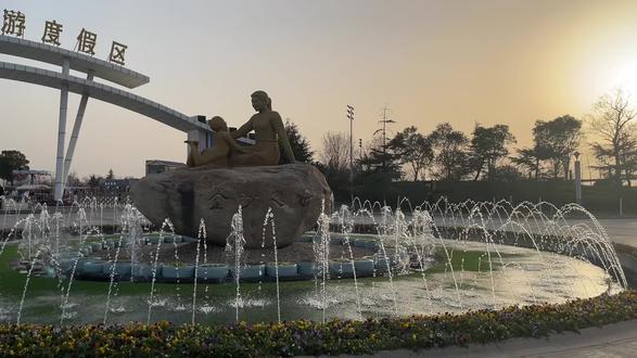 金沙湖景区为民作想敞开了第一道大门免费让顾客进入但是靠湖边的第二道今天收费三十元