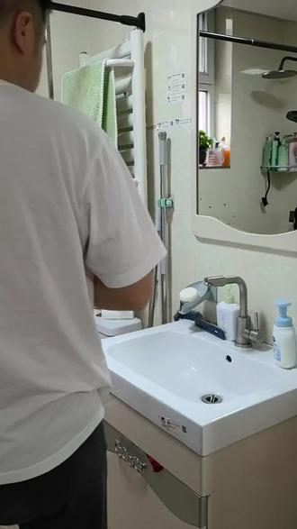 张雪峰老师离开了我们 警示我们普通人过好每一天
我是全职宝爸 一家三口在大连没有老人帮助靠老婆一人挣钱养家也要过好每一天#家庭日常 #全职宝爸 #家庭煮夫 #悼念张雪峰老师