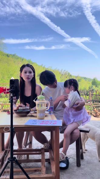 美景尽收眼底,眼前温馨又治愈#表哥覃进展 #黄可爱 #表哥一家 #嘟嘟#日常生活