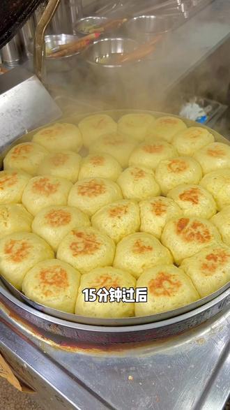 面粉 500克,玉米面150克,糖40克,酵母5
克克,无吕泡打粉 5克,小苏打2克,面包改良剂5克,水450克和面醒发一倍大#大饼子#分享家乡美食 #杂粮饼