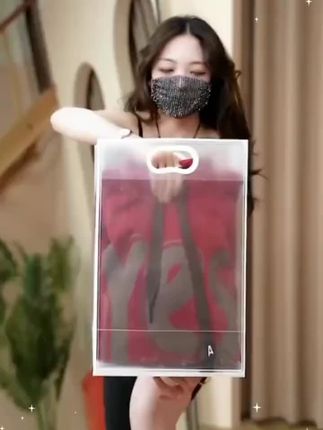 姐妹们,你们要的加绒鲨鱼裤来了!这条裤子真的太懂我们女生了,它是那种非常贴合身体的版型,而且弹性很大,穿上不会觉得紧绷,很舒服。它的面料也很不错,不仅柔软亲肤,还特别暖和,冬天穿出去骑车也不会觉得冷。喜欢这种简约风格的姐妹可以入手试试看!