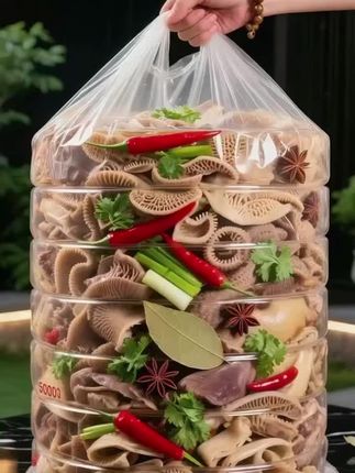 内蒙古羊杂5斤 家人们,内蒙羊杂现在优惠活动超给力,品质很过硬。都是新鲜好食材,口感细腻,原汁原味,热水煮一会儿,加上调料就成。多种吃法,做个小炒羊杂、羊杂面、羊杂粉都绝绝子。好吃还不腻。#羊杂 ^_^ #来一碗热乎乎的羊杂汤吧 #地方特色美食#超便宜超划算 #快来一起尝个鲜 @DOU+上热门 @DOU+小助手