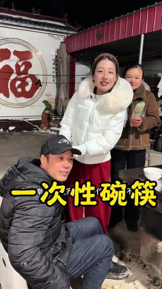 过年家里客人多的,一定要多备一点这种一次性航空碗,加厚加硬的食品级材质,不管是吃米饭还是喝稀饭,不变形也不烫手,吃完直接扔垃圾桶,方便又省事