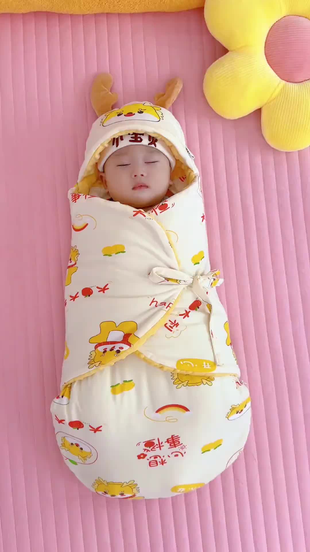 妈妈们看过来,这是简单易上手的一体式宝贝真的太方便了,抱娃出门也不容易,松散还能当睡袋包被三合一#新生儿 #宝宝包被 #孕期囤货