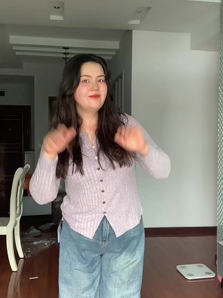 姐妹们秋冬都去穿这件打底衫,真的太好看了!它是那种宽松版型的,而且超级百搭,随便怎么穿搭都很好看,无论是单穿还是叠穿都没问题,穿上身的效果非常显瘦遮肉,尤其适合微胖女生穿,喜欢这种风格的姐妹千万不要错过了,赶紧点击下方链接购买吧!#显瘦搭配 #大码穿搭 #百搭打底衫 #微胖女生 #大码女装