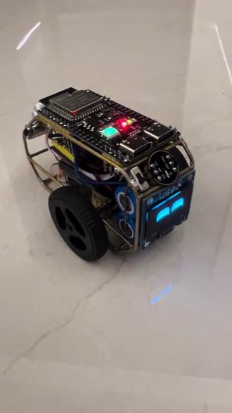 自己做的小智桌面机器人终于支持播放音乐啦✨
功能直接拉满:
✅ AI语音对话
✅ 语音控制运动:前进/后退/左转/右转
✅ 指令跳舞
✅ 天气查询
✅ 本次重磅更新:本地服务器音乐播放
视频实测超丝滑👇
喊它播放《逆战》→中途打断“你好小智”→继续对话→让它跳舞→再播放《伯虎说》
全程零延迟,本地运行超稳定!
一个能听、会说、能动、会跳舞、还能放歌的桌面AI小伙伴
也太有成就感了吧😭
#桌面机器人 #AI机器人 #小智机器人 #语音控制 #DIY黑科技