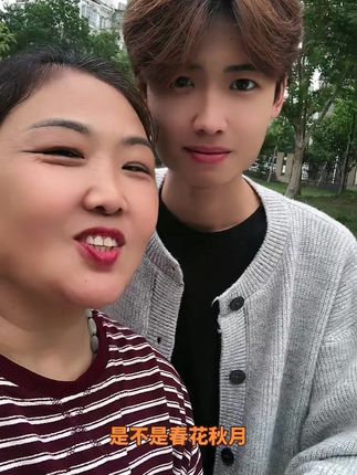 儿子晚上就去学校啦下楼溜达溜达#纪录美好生活 一年一年风霜遮盖了笑颜在变老的路上愿余生平安健康快乐越来越好!