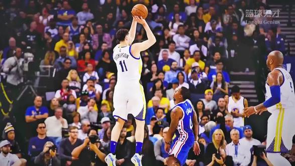 #名人历史纪录片推荐 当2026年1月16日的美航中心球馆,篮球划过一道熟悉的弧线空心入网,克莱·汤普森举起双臂接受全场欢呼时,生涯第2809记三分的里程碑,不仅将他送上NBA历史三分榜第四的宝座,更像是一枚烙印——刻着“无球宗师”的坚守,也映着历经两次毁灭性伤病后,这位35岁老将的涅槃重生。从勇士王朝的“水花兄弟”到独行侠的板凳领袖,克莱的故事,从来不是聚光灯下的独角戏,而是用精准、坚韧与热爱写就的,关于篮球最纯粹的史诗。#佛祖@抖音精选小助手 @DOU+上热门