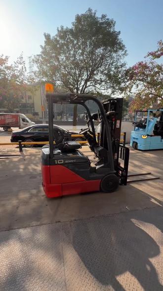 今天分享八代丰田三支点的充电方法#伴球叉车 #充电方法 #铅酸电池#丰田叉车