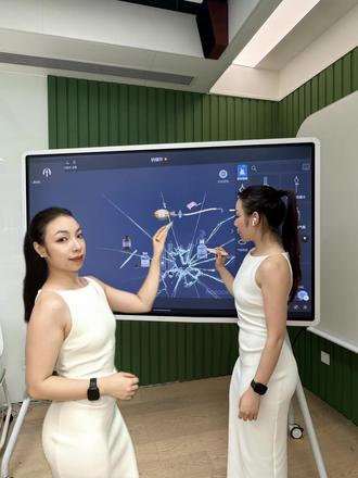 NB化学实验🧪 💥 以前上化学实验课,总怕手一抖就“炸锅”,还得反复跟学生强调“注意安全”,一节课半节课都在控场…
现在用ClassIn一体机+NB虚拟实验,危险实验也能大胆演示!
学生看得清、听得懂,我也终于不用再当“消防员”了😂
课堂氛围感直接拉满,学生上课眼睛都亮了✨ #classin广州 #classin #化学实验 #化学老师发出尖锐爆鸣声