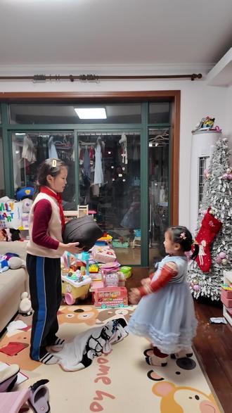 学会了吗?评论区看看你们自制的⚽️吧! #自制球 #宅家游戏 #游戏精彩时刻 #姐妹两个一起长大 #姐姐来咯