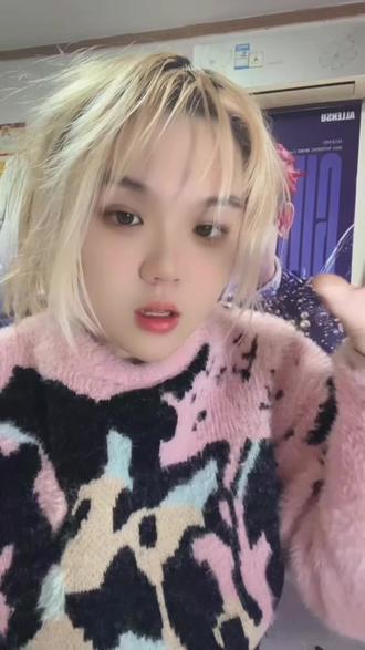 打包新年🎁|挑战手绘速写明信片🎑
一个新尝试!捡起了很久没画的速写!画了苏醒的公式照给🥤送新年礼物!不想画画就这么每天尝试一种风格!#跟着抖音学画画 #苏醒 #手绘明信片 #不想画画的碎碎念 #大二