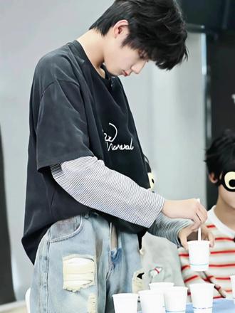 可爱橹橹精心地给自己调配了一杯“毒药”🙈
#王橹杰#时代峰峻#TF家族#萌娃#流量小助手