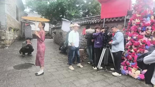 电影《炉上红烟》雨中八陡老街拍摄